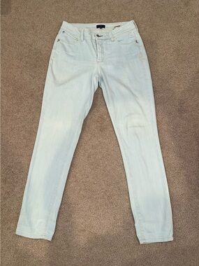 Straight Leg Women’s Jeans in Light Blue Wash